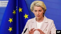 La presidenta de la Comisión Europea, Ursula von der Leyen, hace una declaración en la sede de la UE en Bruselas, el miércoles 27 de abril de 2022. 