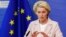 La presidenta de la Comisión Europea, Ursula von der Leyen, hace una declaración en la sede de la UE en Bruselas, el miércoles 27 de abril de 2022. 