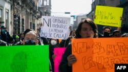 Periodistas mexicanos protestan contra el asesinato de su colega Armando Linares en Morelia, Estado de Michoacán, México el 16 de marzo de 2022. Armando Linares es el octavo periodista asesinado en lo que va de 2022. (Foto de ENRIQUE CASTRO / AFP)