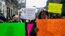 Periodistas mexicanos protestan contra el asesinato de su colega Armando Linares en Morelia, Estado de Michoacán, México el 16 de marzo de 2022. Armando Linares es el octavo periodista asesinado en lo que va de 2022. (Foto de ENRIQUE CASTRO / AFP)