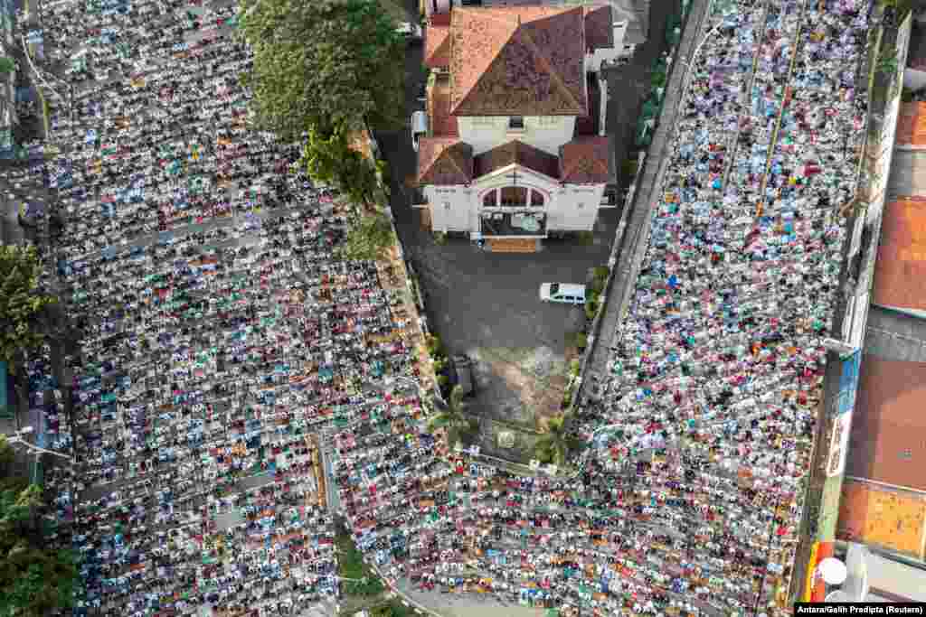 Umat Muslim mengikuti salat Idulfitri, menandai berakhirnya bulan suci Ramadan, di Jakarta, 2 Mei 2022. (Foto: Antara via Reuters)