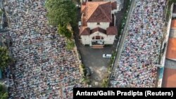 Foto udara menunjukkan umat Muslim mengikuti salat Idulfitri, menandai berakhirnya bulan suci Ramadhan, di Jakarta, hari Senin 2 Mei 2022. (Foto: Antara via Reuters)