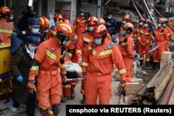 Petugas penyelamat bekerja di lokasi runtuhnya sebuah bangunan di Changsha, Hunan, China, 29 April 2022. (Foto: cnsphoto via REUTERS)