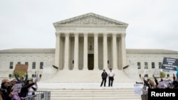 Oficiales de policía frente a la Corte Suprema de EEUU mientras los manifestantes protestan después de la filtración de un borrador que se prepara para que la mayoría de la corte revoque la histórica decisión sobre el derecho al aborto, en Washington, EEUU, el 3 de mayo de 2022.