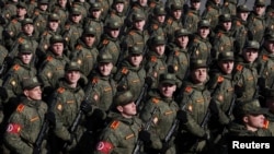 Los miembros del servicio ruso participan en un ensayo para el desfile del día de la Victoria, que marca el aniversario de la victoria sobre la Alemania nazi en la Segunda Guerra Mundial, en San Petersburgo, Rusia, el 28 de abril de 2022.