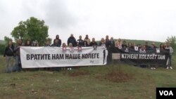 Novinari sa Kosova na mestu gde je po deveti put postavljena Spomen ploča nestalim novinarima Đuri Slavuju i Ranku Pereniću, u blizini Orahovca (Foto: VOA)