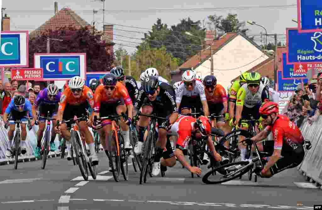 Lotto Soudal&#39;s Belgian Arnaud De Lie (2nd-R) and Arkea Samsic&#39;s British Daniel McLay (R) crash during the 161 km between Dunkirk and Aniche, first stage of the &quot;4 jours de Dunkerque&quot; (Four days of Dunkirk) cycling race, in Aniche northern France.