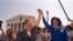 Norma McCorvey - "Jane Roe" u sudskom procesu iz 1973. i njena advokatica Gloria Allred ispred zgrade Vrhovnog suda u Washingtonu, 26. aprila 1989. godine, poslije protesta za vreme sudskog razmatanja slučaja u Michiganu.