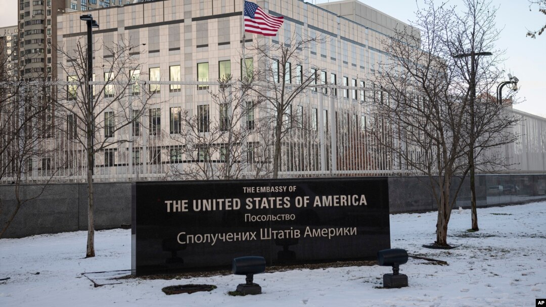 Arhiv- Zgrada ambasade SAD u Kojevu, 12. februara 2022. (Foto: AP/Andrew Kravchenko)