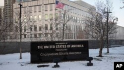 Arhiv- Zgrada ambasade SAD u Kojevu, 12. februara 2022. (Foto: AP/Andrew Kravchenko)