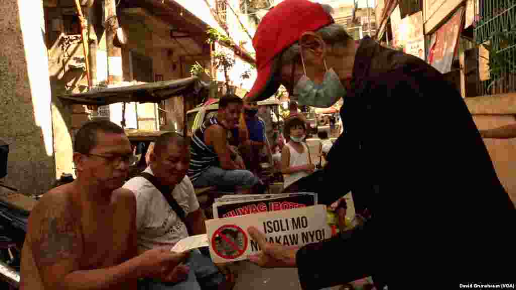 Danilo dela Fuente goes door to door campaigning against Ferdinand Marcos Jr. (David Grunebaum/VOA)