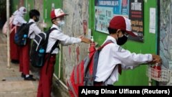 Siswa Sekolah Dasar tampak sedang mencuci tangan usai melangsungkan kegiatan belajar di sebuah sekolah di Jakarta, pada 30 Agustus 2021. (Foto: Reuters/Ajeng Dinar Ulfiana)