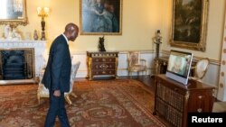 ৫ই মে ২০২২, ব্রিটেনের রানী দ্বিতীয় এলিজাবেথ, উইন্ডসর ক্যাসেলের বাসভবন থেকে ভার্চুয়ালী সেন্ট লুসিয়া অ্যান্টনি সেভরিনের জন্য নতুন হাই কমিশনারকে অভ্যর্থনা জানান 