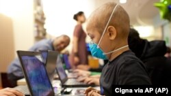 Seorang pasien muda belajar bagaimana melawan kanker menggunakan video game Re-Mission 2 HopeLab. (Foto: Cigna via AP)