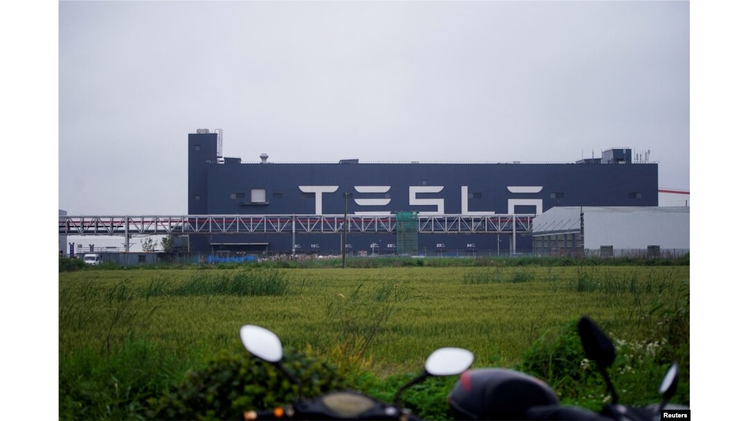 Papan nama Tesla terlihat di pabriknya di Shanghai, China, 13 Mei 2021. (Foto: Reuters)