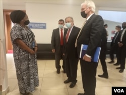 The UN Secretary General Antonio Guterres is welcomed by a woman as he arrives the UN house in Abuja during his two day visit to Nigeria, May 4, 2022. (Timothy Obiezu/VOA)
