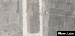 지난 3월17일 북한 순안공항의 북쪽 활주로 지대를 촬영한 위성사진. 100여 대의 차량이 작업 중인 모습이 보인다. 자료=Planet Labs