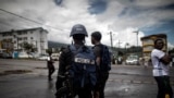 Des policiers camerounais patrouillent sur le marché de la province anglophone du Sud-Ouest, à Buea, le 3 octobre 2018.