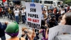 Una mujer sostiene una pancarta durante una manifestación para conmemorar el Día Mundial de la Libertad de Prensa en Caracas, Venezuela, el 3 de mayo de 2016.