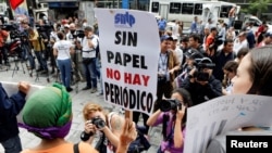 Una mujer sostiene una pancarta durante una manifestación para conmemorar el Día Mundial de la Libertad de Prensa en Caracas, Venezuela, el 3 de mayo de 2016.