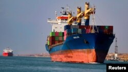 Le canal de Suez voit passer environ 10% du commerce maritime mondial.
