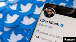 Ilustrasi profil Twitter Elon Musk di samping logo platform tersebut. (Foto: REUTERS/Dado Ruvic)