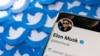 Foto ilustrasi yang menunjukkan akun Twitter Elon Musk yang tersemat pada sebuah layar telepon dengan kumpulan cetakan logo twitter di belakangnya. Foto diambil pada 28 April 2022. (Foto: Reuters/Dado Ruvic)