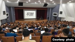 陈伟霖2021年于南台湾台南市的国立成功大学演讲，分享他独特的人生经历和生死观。（照片提供：陈伟霖）