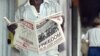ARCHIVES - Un homme lit un journal le 29 mars 1989 à Windhoek, la capitale de la Namibie. 