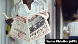 ARCHIVES - Un homme lit un journal le 29 mars 1989 à Windhoek, la capitale de la Namibie. 