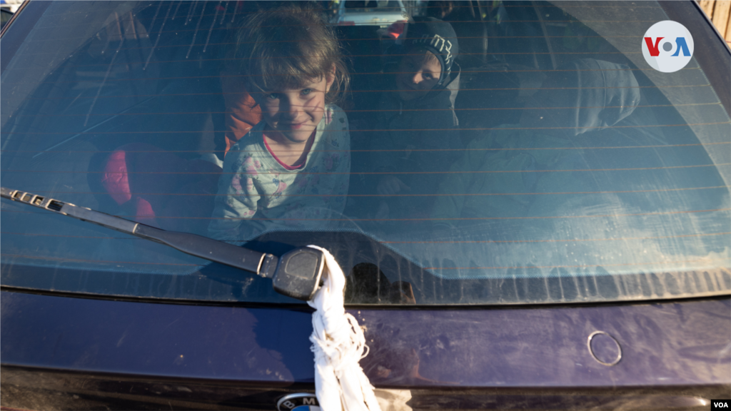 Niños en un auto en el centro de refugiados en Zaporiyia, Ucrania.