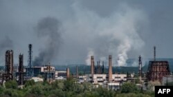 "Nous renoncerons progressivement aux livraisons russes de pétrole brut dans les six mois et à celles de produits raffinés d'ici à la fin de l'année", a affirmé la cheffe de la Commission européenne.