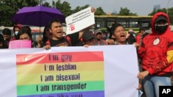 Sejumlah aktivis LGBT meneriakan berbagai macam slogan dalam aksi protes terhadap revisi KUHP yang akan melarang hubungan sesama jenis di depan Gedung DPR di Jakarta, pada 12 Februari 2018. (Foto: AP/Tatan Syuflana)