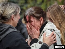 La madre de un militar ucraniano, que lucha en Mariúpol, llora mientras participa en una manifestación exigiendo a los líderes internacionales que organicen un corredor humanitario para la evacuación de militares y civiles ucranianos de Mariúpol, en medio de la invasión rusa de Ucrania, en el centro de Kiev, Ucrania, el 27 de abril de 2022. REUTERS/Gleb Garanich