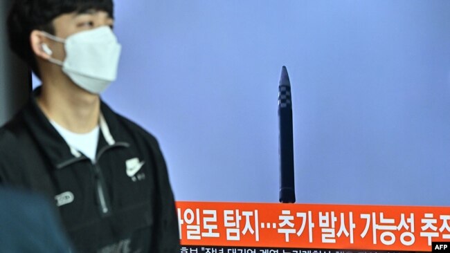Truyền hình Hàn Quốc loan tin Triều Tiên phóng tên lửa hôm 4/5/2022.