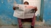Un hombre lee el diario Granma, publicación oficial del Partido Comunista de Cuba, en La Habana, el 21 de julio de 2018.