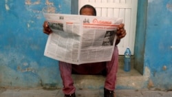 Un hombre lee el diario Granma, publicación oficial del Partido Comunista de Cuba, en La Habana, el 21 de julio de 2018.