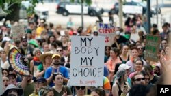 Para pendemo berkumpul di Austin Texas, untuk memprotes rencana Mahkamah Agung AS untuk mencabut aturan legalisasi aborsi, pada 3 Mei 2022. (Foto: AP/Eric Gay)