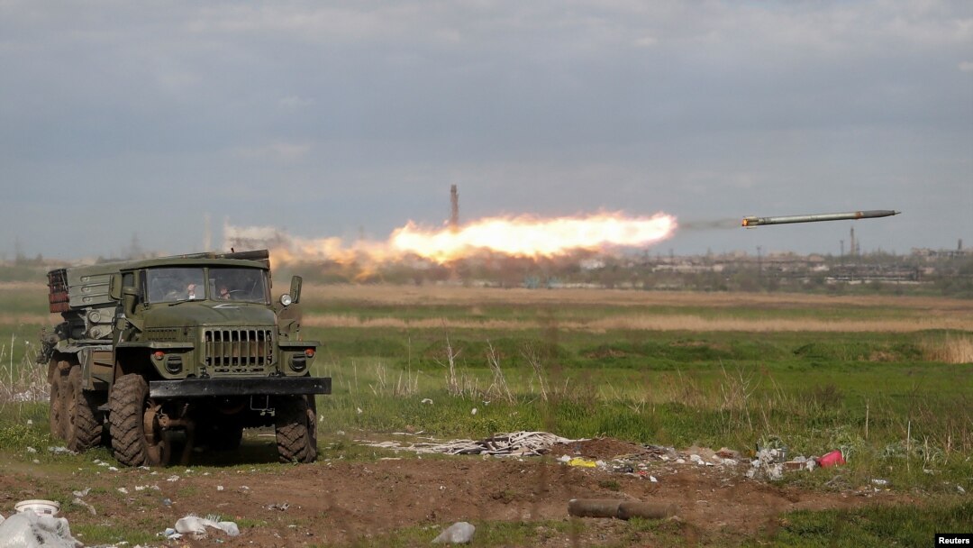 Tentara pro-Rusia menembakkan roket ganda BM-21 Grad selama berlangsung pertempuran di dekat pabrik baja Azovstal di kota pelabuhan Mariupol, Ukraina selatan. (Foto: Reuters)