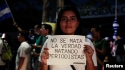 Una manifestante participa en una protesta para conmemorar el Día Mundial de la Libertad de Prensa en Managua, Nicaragua, 3 de mayo de 2018. 