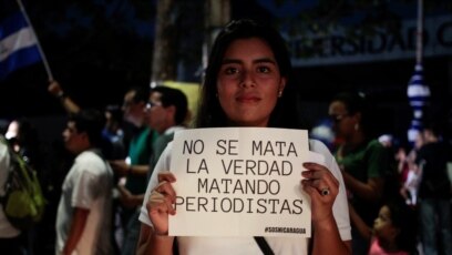 Una manifestante participa en una protesta para conmemorar el Día Mundial de la Libertad de Prensa en Managua, Nicaragua, 3 de mayo de 2018. 