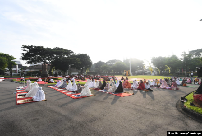 Salat Ied di halaman Istana Negara Gedung Agung Yogyakarta, Senin (2/5). (Foto: Setpres)