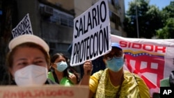 Miembros de sindicatos piden mejores salarios en marcha por el Día del Trabajo en Caracas, Venezuela, el 1 de mayo de 2022.