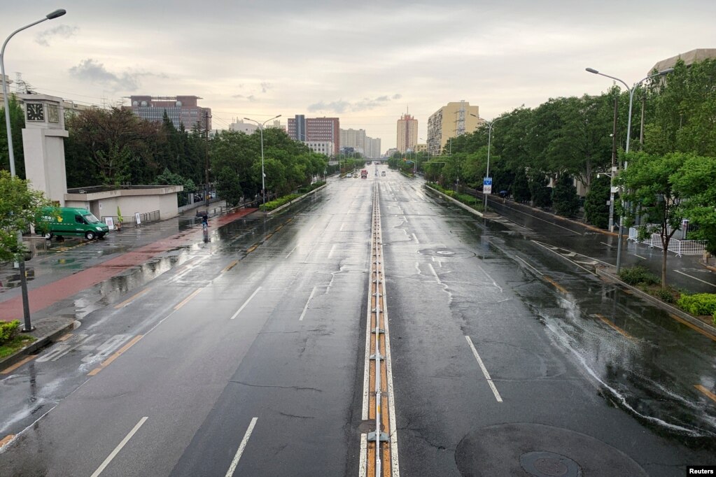 北京市朝阳区的一条大街因新冠疫情封路而空荡荡。（2022年4月27日）(photo:VOA)