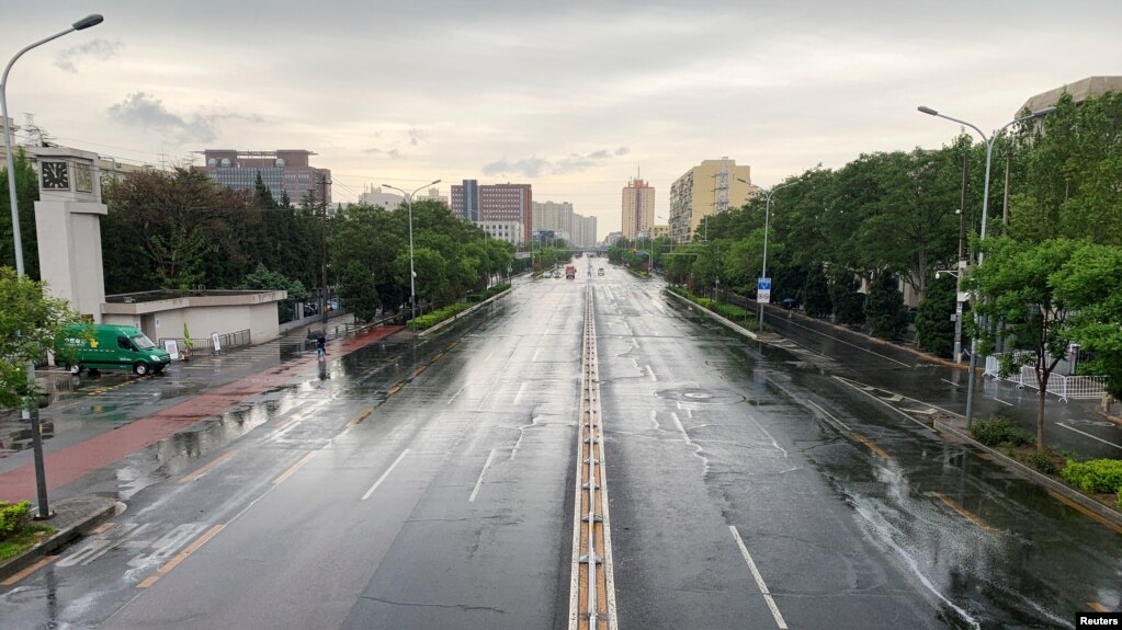 北京市朝阳区的一条大街因新冠疫情封路而空荡荡。（2022年4月27日）(photo:VOA)