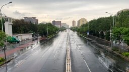北京市朝阳区的一条大街因新冠疫情封路而空荡荡。（2022年4月27日）