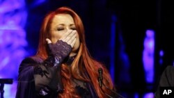 Wynonna Judd lanza un beso a los asistentes durante la ceremonia de incorporación al Salón de la Fama de la Música Country, el domingo 1 de mayo de 2022 en Nashville, Tennessee. (Foto por Wade Payne/Invision/AP)