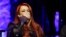 Wynonna Judd lanza un beso a los asistentes durante la ceremonia de incorporación al Salón de la Fama de la Música Country, el domingo 1 de mayo de 2022 en Nashville, Tennessee. (Foto por Wade Payne/Invision/AP)