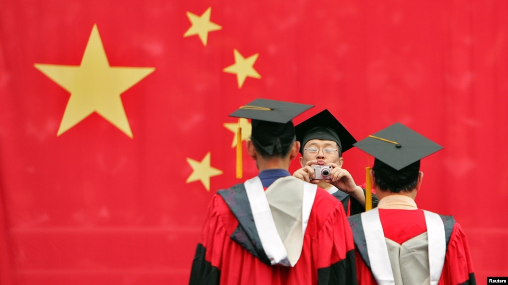 资料照：上海复旦大学的毕业生在毕业典礼上。(photo:VOA)