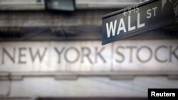 Un cartel de Wall Street fuera de la Bolsa de Nueva York en Nueva York, 28 de octubre de 2013.